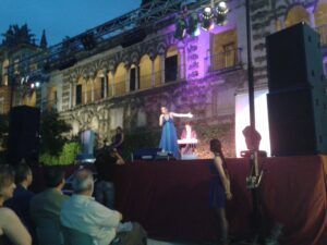 Comienzo de la Gala Blogosur cantando Laura Gallego