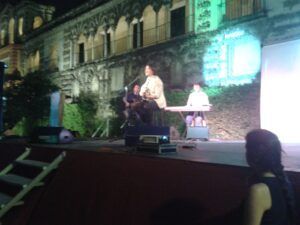Cantando Hugo Salazar