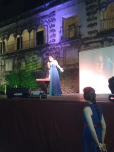 Canta Laura Gallego